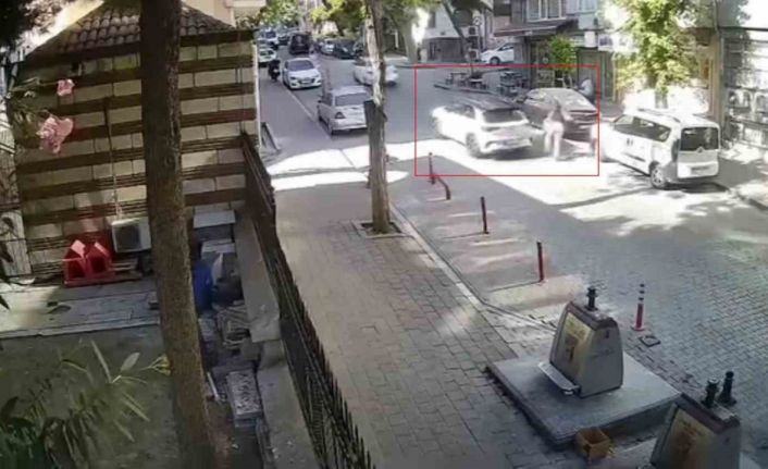 Eyüpsultan’da polisten örnek davranış: Dik yokuştan inemeyen kağıt toplayıcısının yardımına koştu