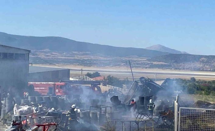 Fabrika deposunda çıkan yangında 2 işçi dumandan etkilendi