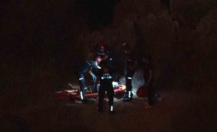 Falezlerden yukarı çıkmak isterken yaralanan genç kızı itfaiye kurtardı