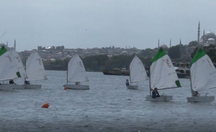 Fatih Belediyesi’nin ev sahipliğinde düzenlenen Optimist Türkiye Takım Şampiyonası, Haliç’te başladı