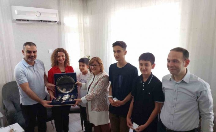 Fatma Şahin’den Türkiye birincisi ağabey-kardeşe tebrik ziyareti