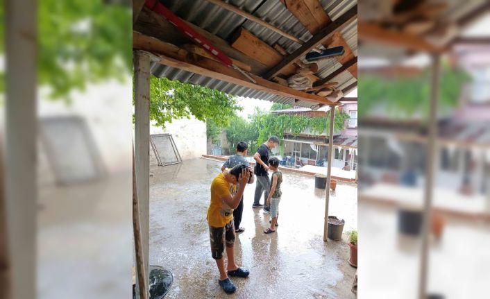 Feke’de 10 dakika yağan yağmur çocukları sevindirdi
