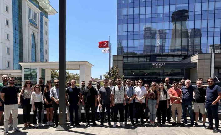 Felece Teknoloji çalışanları, şirketin genel merkezi önünde eylem yapıyor