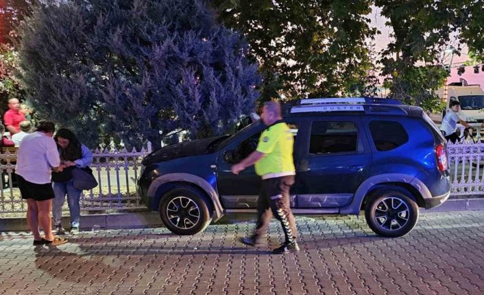 Fenalaşan cip sürücüsü demir korkuluklara çarptı