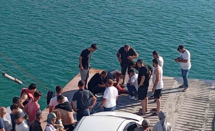 Feribottan atlayan şahsı vatandaşlar kurtardı