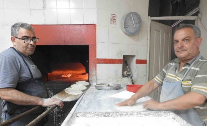 Fırın çalışanlarının sıcak havadaki zorlu mesaisi