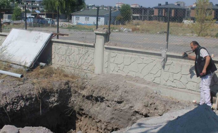 Foseptik inşaatında üzerine taş düşen işçi yaralandı