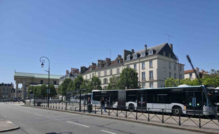 Fransa’da kamusal alanlarda sigara yasağı yürürlüğe girdi