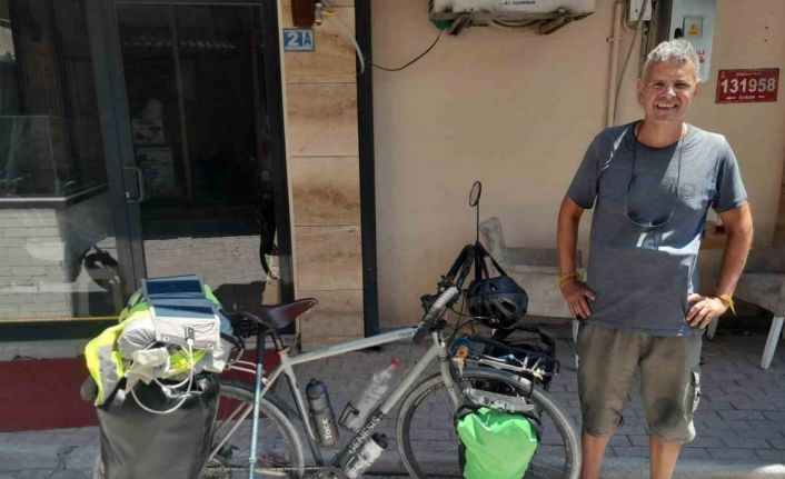 Fransız bisikletçi 3 bin 500 kilometre pedal çevirerek Karapınar’a ulaştı