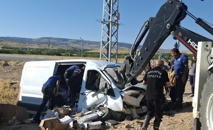 Freni boşalan hafif ticari araç aydınlatma direğine çarptı: 1 yaralı