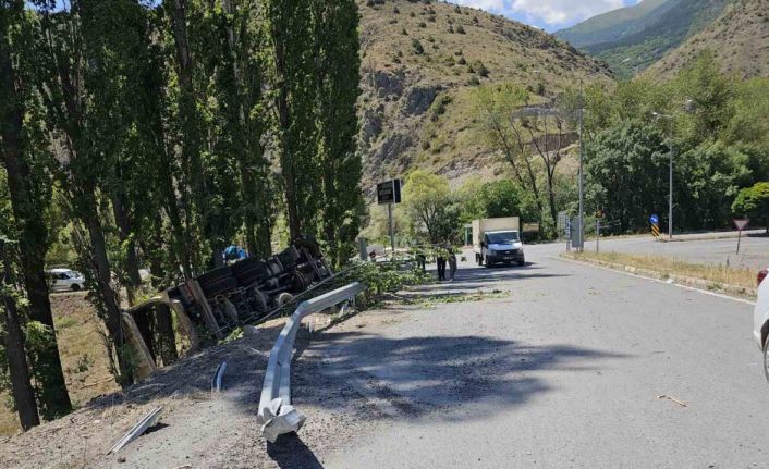 Freni boşalan kamyon uçuruma yuvarlandı: 1 ölü