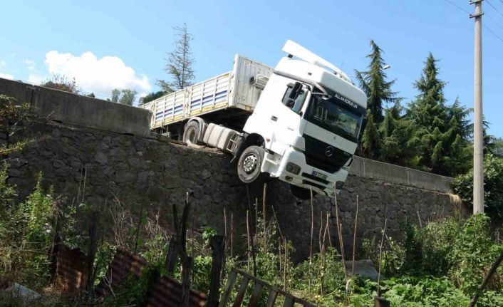 Freni boşalan tır yola sürüklendi, istinat duvarında asılı kaldı