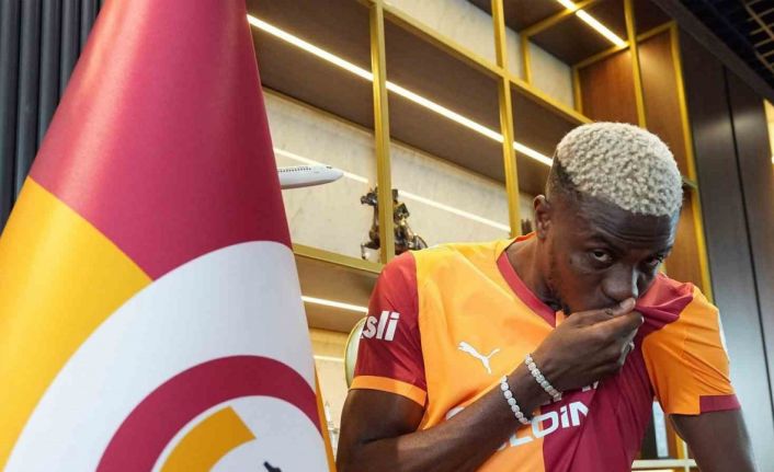 Galatasaray, Osimhen ile 4 yıllık sözleşme imzaladı