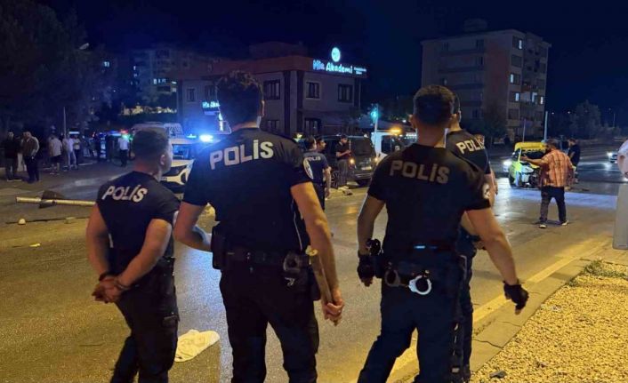 Gaziantep’te 3 otomobilin karıştığı kazada ortalık savaş alanına döndü: 6 yaralı, 12 gözaltı