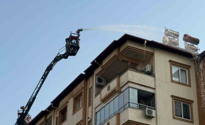 Gaziantep’te 6 katlı binanın çatısında yangın