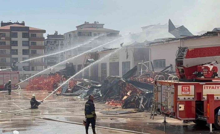 Gaziantep’te meslek lisesindeki yangına müdahale sürüyor