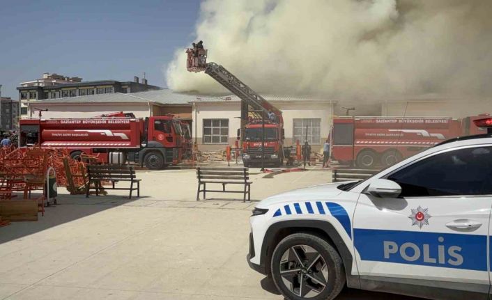Gaziantep’te meslek lisesinin mobilya atölyesinde yangın