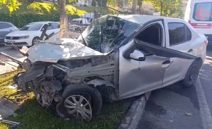 Gaziantep’te refüjdeki demirlere çarpan otomobilde 2 kişi yaralandı