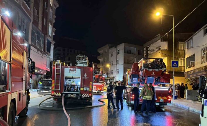 Gaziosmanpaşa’da yangın paniği: 3 katlı binanın çatısı alev alev yandı