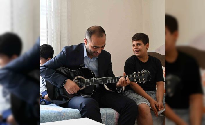 Gaziosmapaşa’da darbedilen özel çocuğa gitar sürprizi
