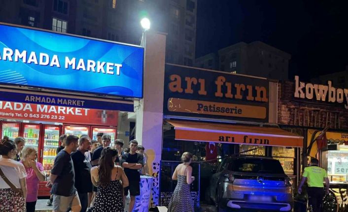 Gazla freni karıştıran sürücü aracıyla pastaneye daldı