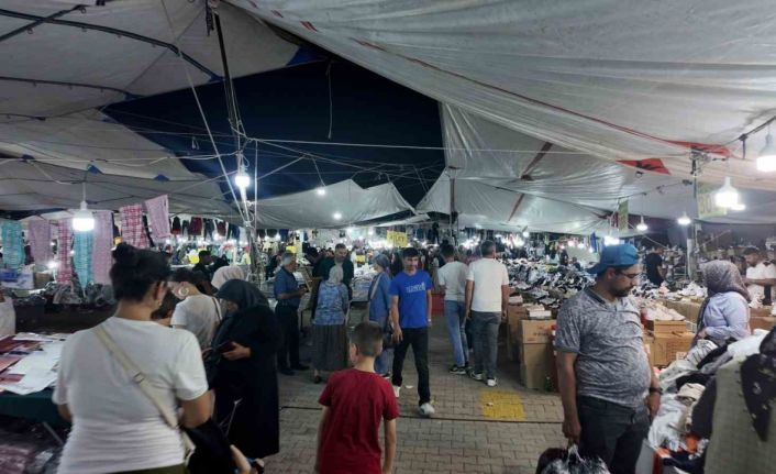 Gediz Tarhana Festivali’nde Kıyafet Pazarı yoğun ilgi görüyor