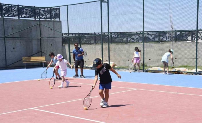 Geleceğin tenisçileri Kuşadası’nda yetişiyor