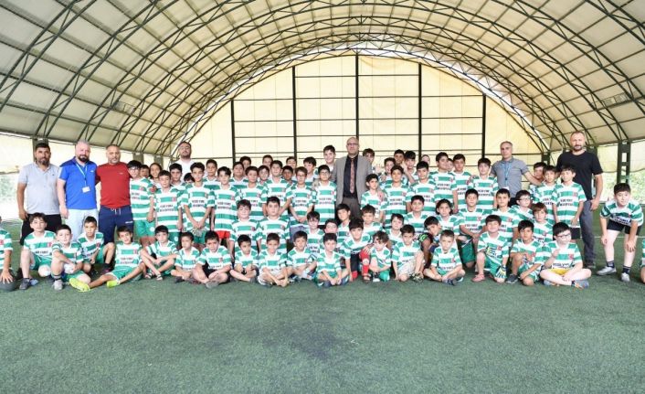 Geleceğin yıldızları Yeşilyurt Belediyesi futbol kursunda yetişiyor