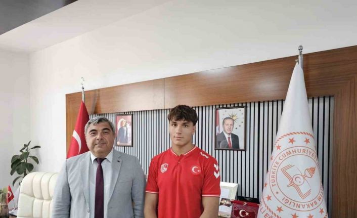 Genç pehlivan başarısını İl Milli Eğitim Müdürüne anlattı