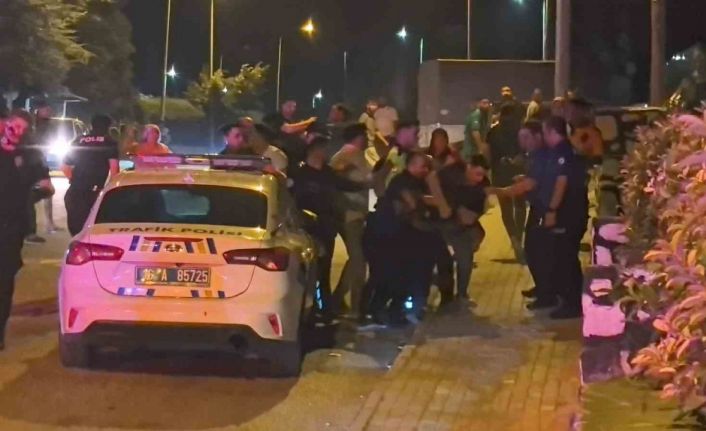 Gençler arasındaki kavga kamerada... Polis biber gazı sıktı, gözaltına aldı