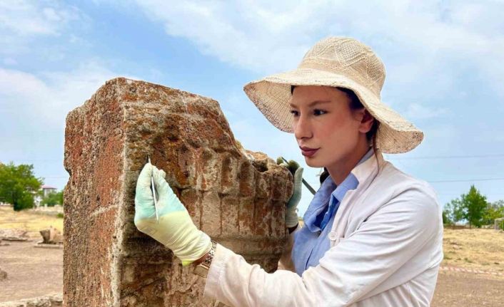 Gevaş Selçuklu Mezarlığı’nda 6 yeni mezar daha gün yüzüne çıkarıldı