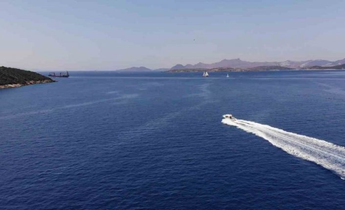 Gezi teknesinde düşen personel deniz ambulasıyla tahliye edildi