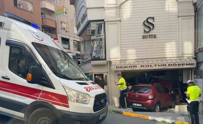 Giresun’da otomobil dükkana girdi: 1 yaralı
