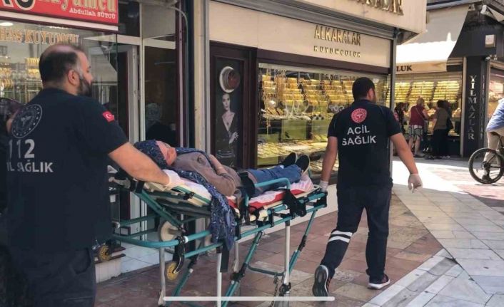 Giyim mağazası önünde aniden bayıldı, hastaneye kaldırıldı