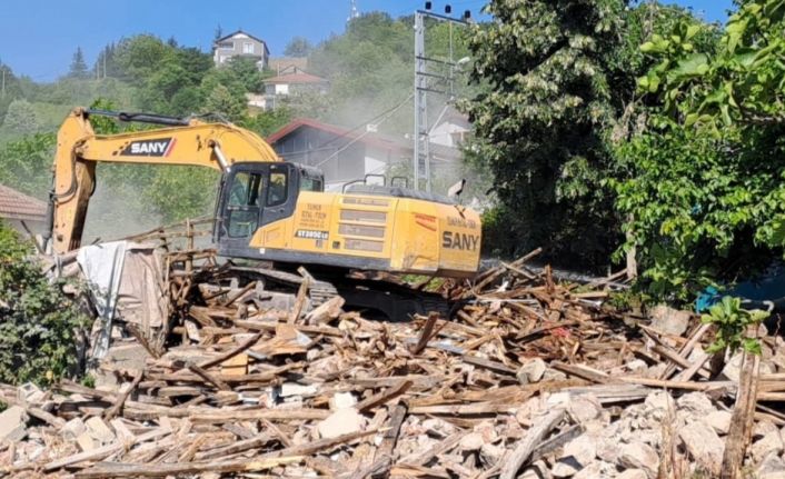 Gölcük’te riskli binalar yıkılıyor