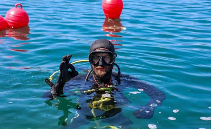 Gölün derinliklerindeki su alma hatları dalgıçlar ile temizleniyor