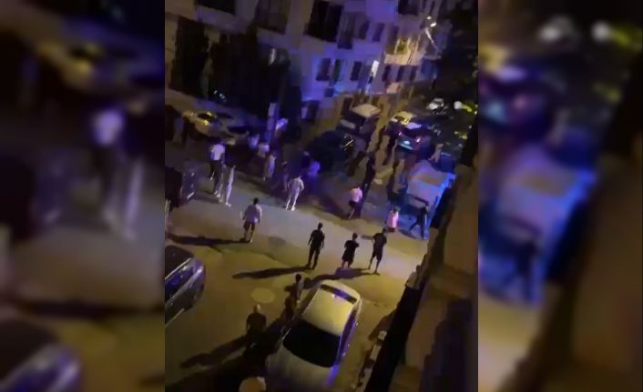 Gözü dönmüş adam ailesine saldırdı, müdahale etmek isteyenlere bıçak çekti