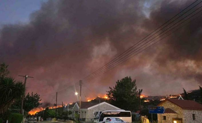 Güney Kıbrıs’ta çıkan orman yangınlarında birçok köy tahliye edildi