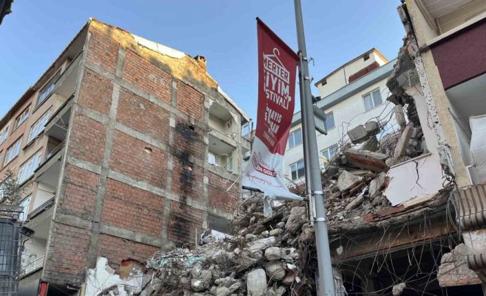 Güngören’de yıkım sırasında yandaki binanın 4. ve 5. kat duvarlarının olmadığı fark edildi