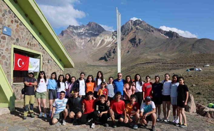 Hacılar’ın zirvesinde azim, dayanışma ve doğa sevgisi buluştu