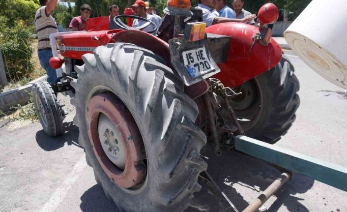 Hafif ticari araç ile traktör çarpıştı: 7 kişi yaralandı