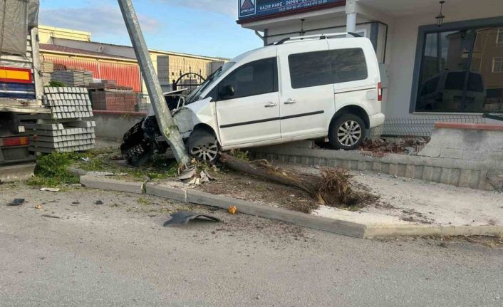 Hafif ticari araç önce ağaca, ardından direğe çarptı: 1 yaralı