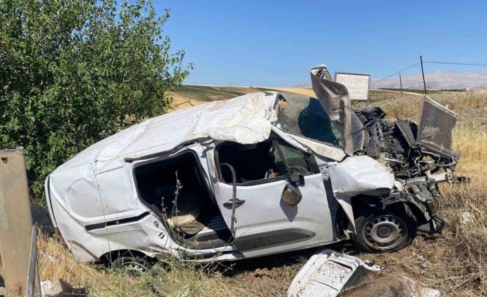 Hafif ticari araç şarampole yuvarlandı: 1 ağır yaralı