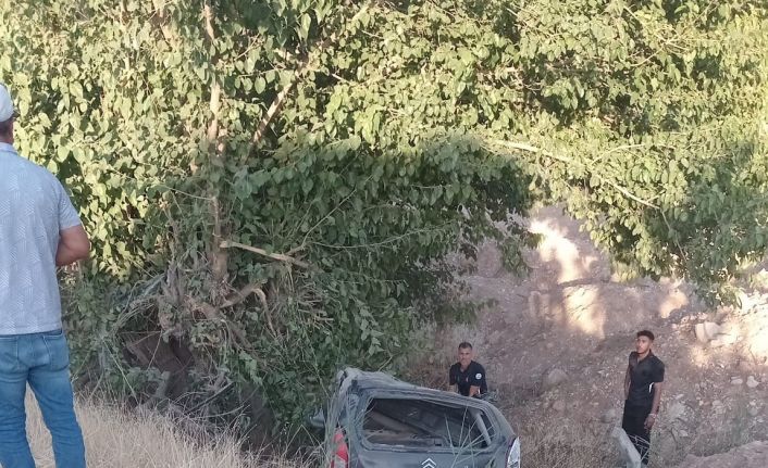 Hafif ticari araç şarampole yuvarlandı: 1 yaralı