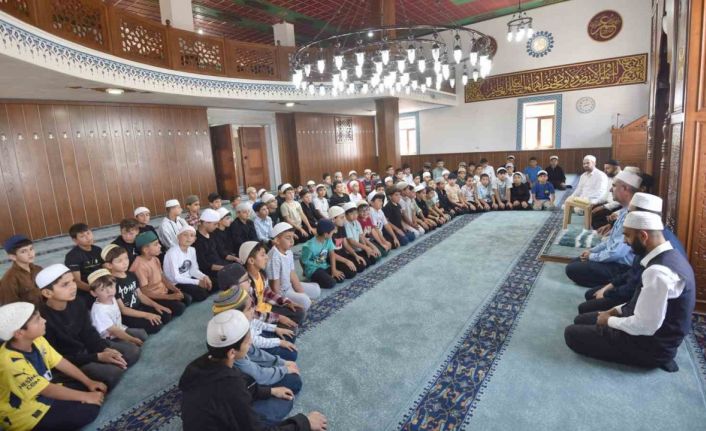 Hafızlığı bitiren öğrenci Kur’an-ı Kerim’i bir günde hatmetti