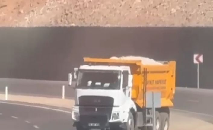 Hafriyat kamyonu karşı şeride geçerek trafiği tehlikeye attı