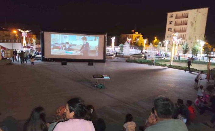 Hakkari’de açık hava sinema günlerine yoğun ilgi