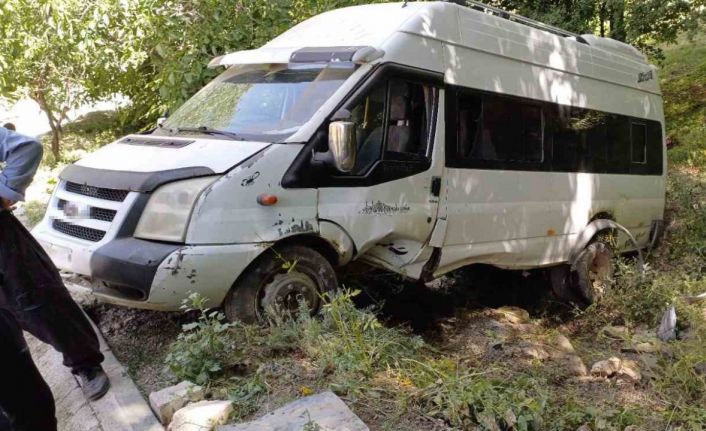 Hakkari’de minibüs takla attı, 7 kişi yaralandı