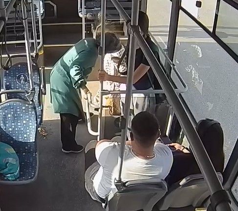 Halk otobüsü şoförü, fenalaşan yolcu için zamanla yarıştı