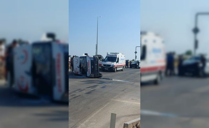 Hasta taşıyan ambulans kaza yaptı, 2 sağlık görevlisi yaralandı